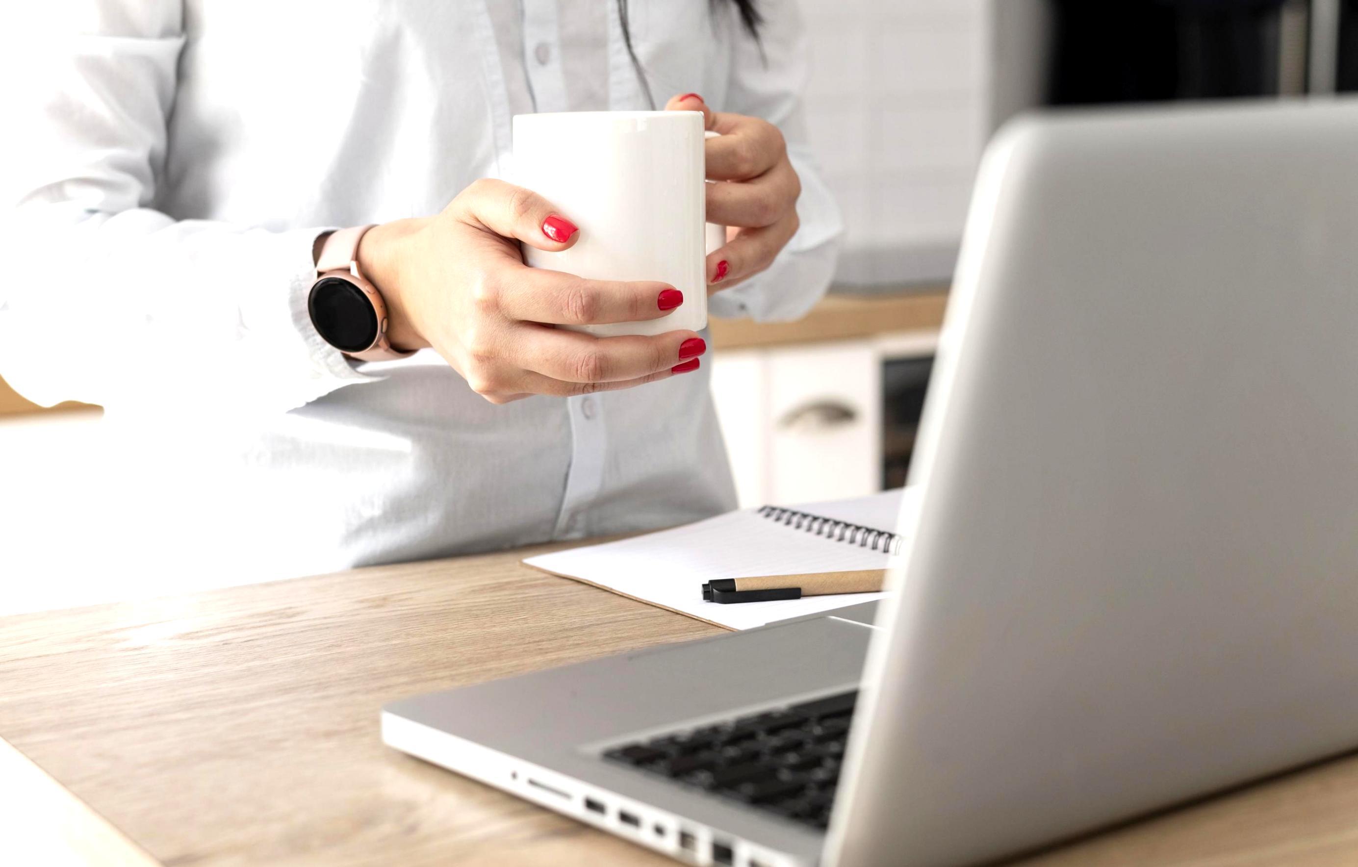 Teilnehmerin bei einer Kursaufgabe