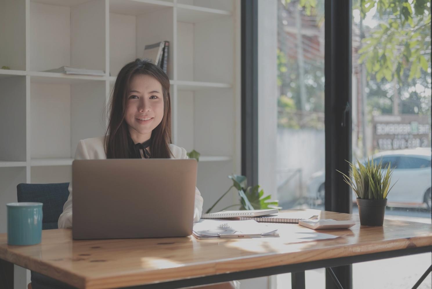 Teilnehmerin analysiert SEO-Daten am Laptop